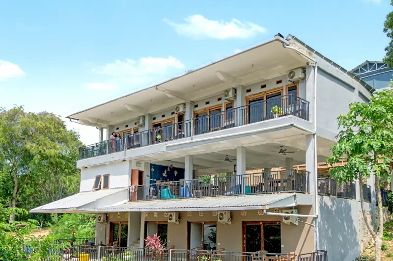 Front facade of Hotel Bonne Nuit in Labuan Bajo near Komodo Airport